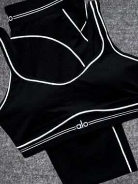 Alo Yoga Airbrush High-Waist Heart Throb Set